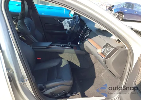 2022 Volvo S60 B5 Inscription/B5 Momentum z USA, uszkodzony, nr VIN 7JRL12FZ3NG176097